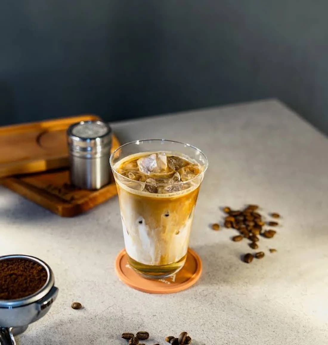 Es kopi dengan biji kopi di sekitarnya