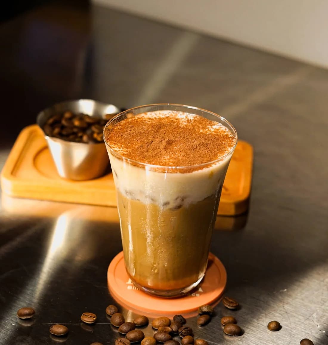 Es kopi susu dalam gelas tinggi