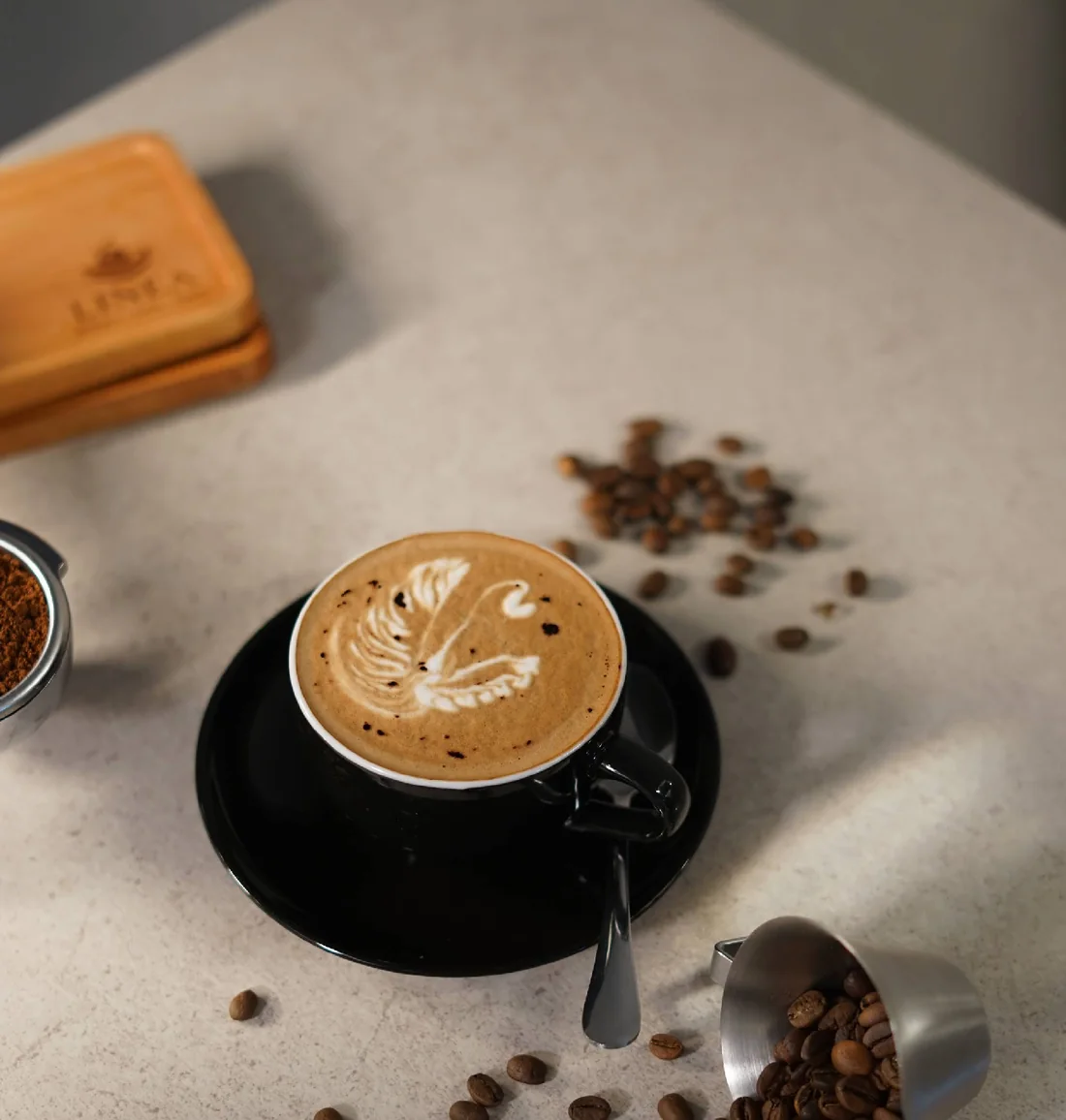 Latte art di cangkir hitam