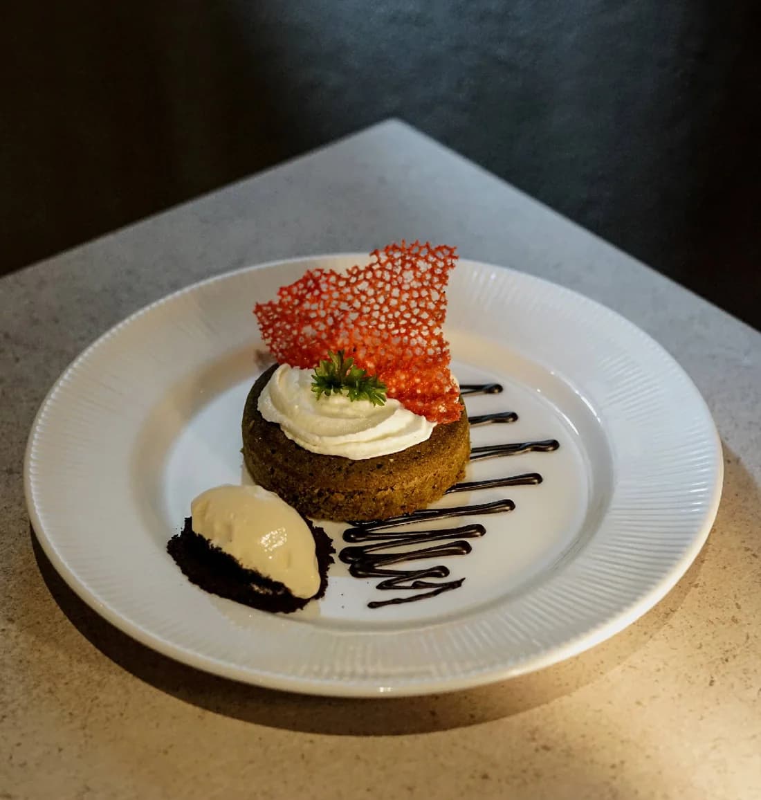 Dessert di piring putih