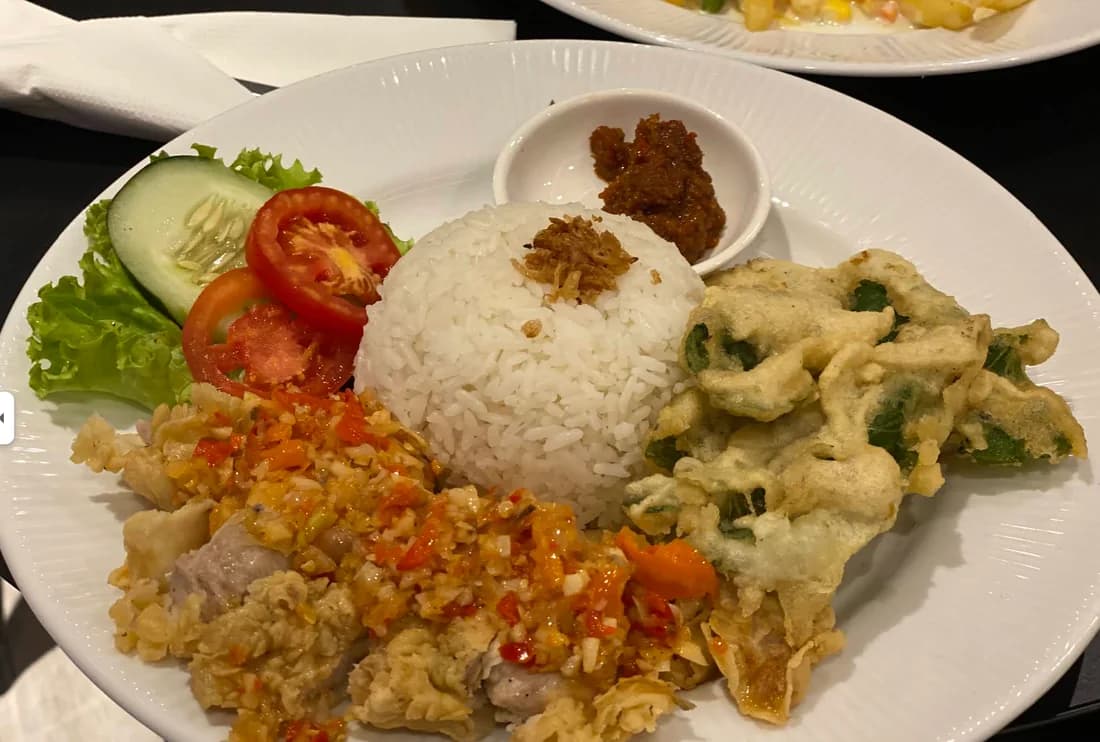 Nasi campur dengan lauk lengkap