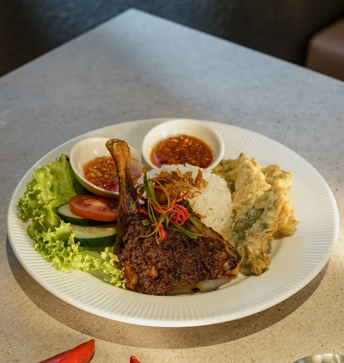 Nasi dengan ayam dan sambal
