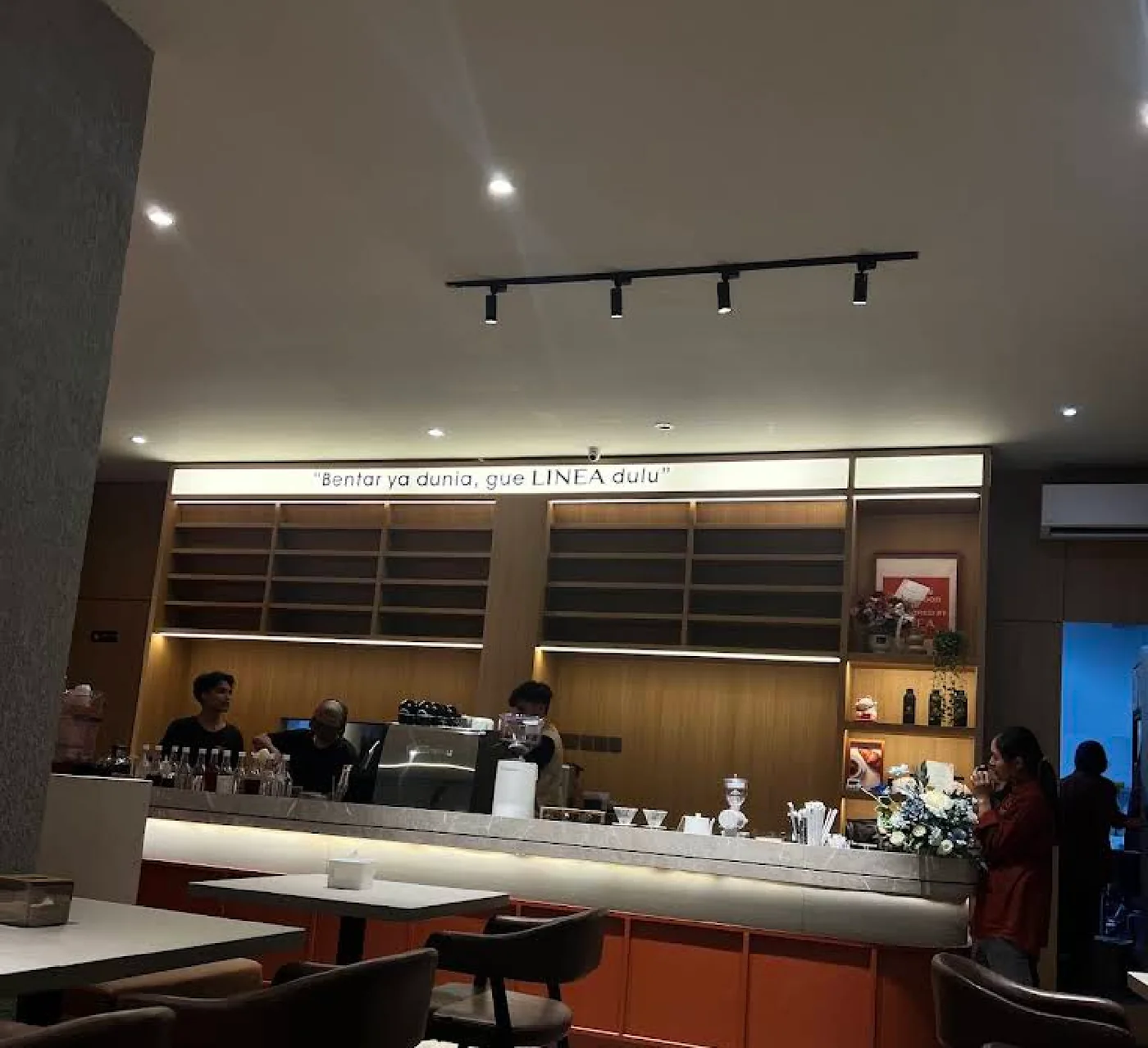 Bar kopi dan area duduk LINEA