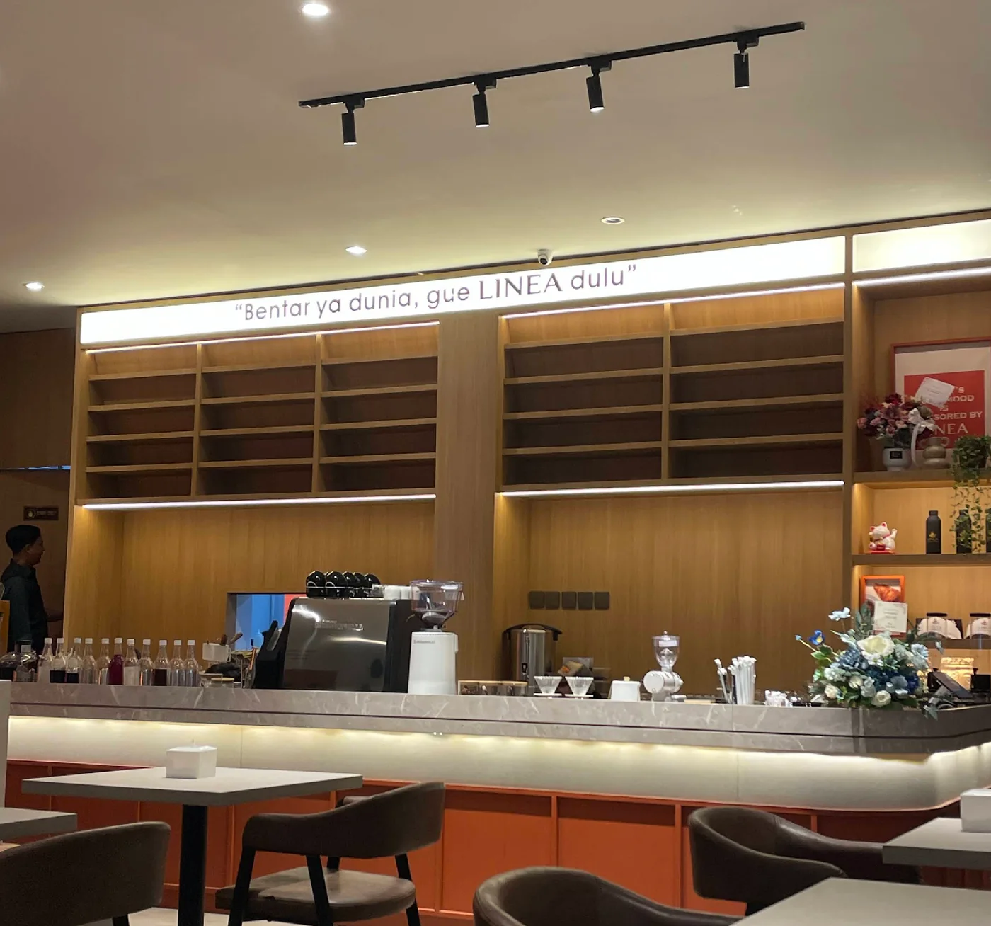 Meja bar dan kursi tinggi