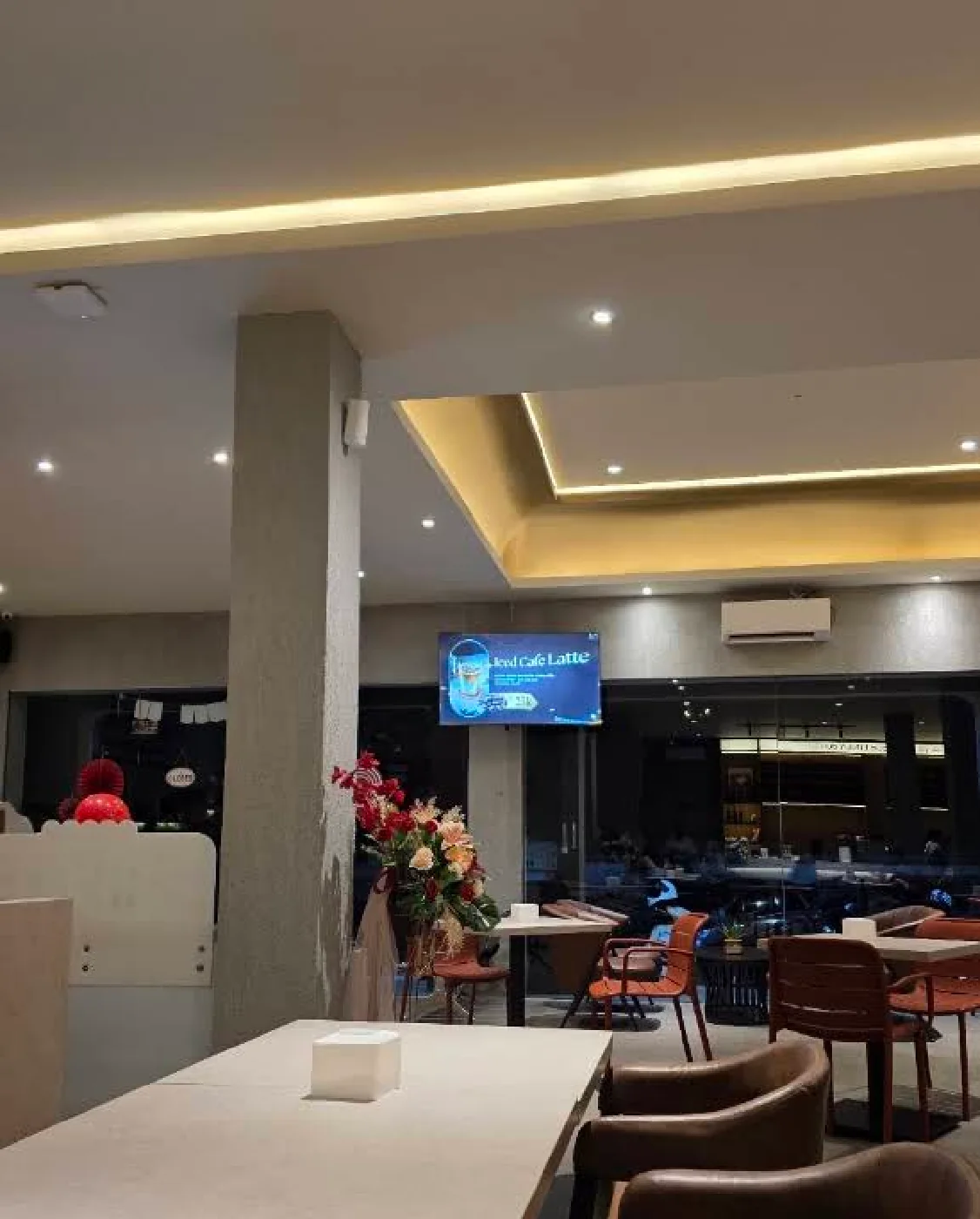 Interior LINEA pada malam hari